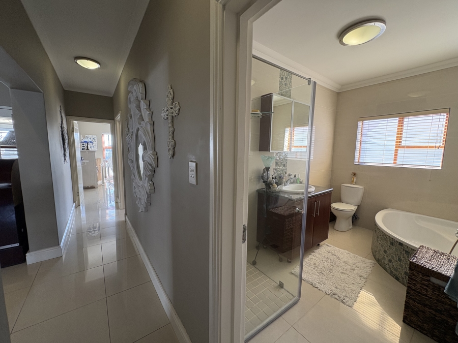 4 Bedroom Property for Sale in Yzerfontein Western Cape